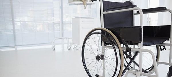 silla de ruedas vacía en el hospital