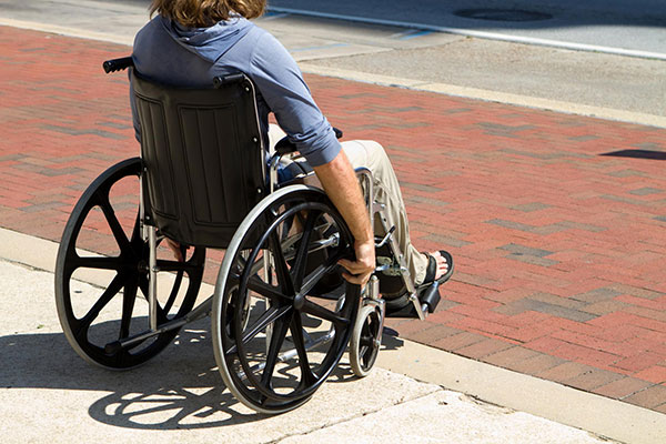 persona en silla de ruedas